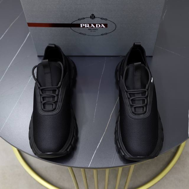 Prada 普拉达 -高端品质 原单 -鞋面：进口针织鞋面、丝印品牌Logo -内里：水染牛皮内里 -大底：超轻Tpu发泡 Q弹成型大底 -超高品控 做工精细：