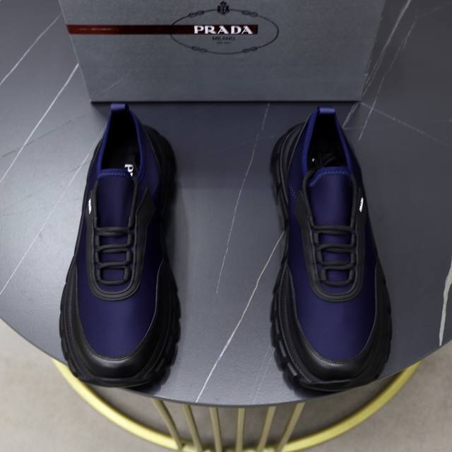 Prada 普拉达 -高端品质 原单 -鞋面：进口牛皮拼接网布鞋面、丝印品牌Logo -内里：水染牛皮垫脚 -大底：超轻Tpu发泡 Q弹成型大底 -超高品控 做