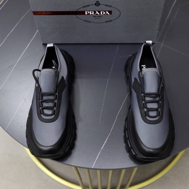 Prada 普拉达 -高端品质 原单 -鞋面：进口牛皮拼接网布鞋面、丝印品牌Logo -内里：水染牛皮垫脚 -大底：超轻Tpu发泡 Q弹成型大底 -超高品控 做
