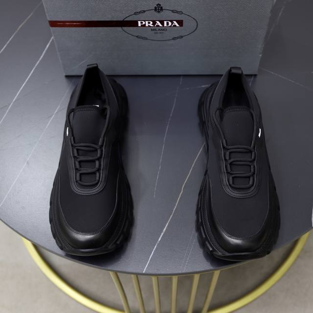 Prada 普拉达 -高端品质 原单 -鞋面：进口牛皮拼接网布鞋面、丝印品牌Logo -内里：水染牛皮垫脚 -大底：超轻Tpu发泡 Q弹成型大底 -超高品控 做