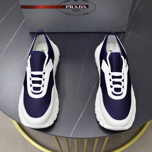 Prada 普拉达 -高端品质 原单 -鞋面：进口牛皮拼接网布鞋面、丝印品牌Logo -内里：水染牛皮垫脚 -大底：超轻Tpu发泡 Q弹成型大底 -超高品控 做