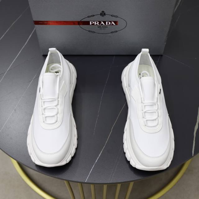 Prada 普拉达 -高端品质 原单 -鞋面：进口牛皮拼接网布鞋面、丝印品牌Logo -内里：水染牛皮垫脚 -大底：超轻Tpu发泡 Q弹成型大底 -超高品控 做