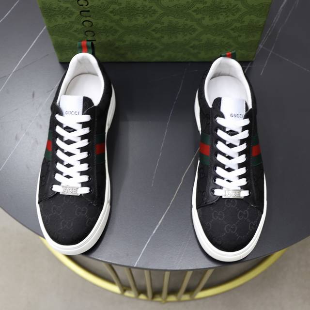 出厂价Pp： 品牌：古奇Gucci 标准码：38-44 45订做 等级：官网同款 材料：原版材料拼接 舒适透气内里 轻便耐磨运动大底 款式类别：男士时尚休闲鞋