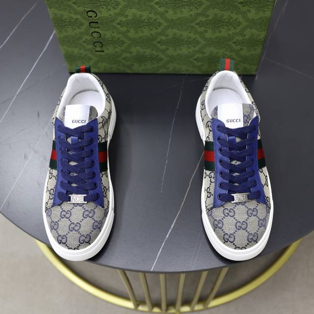 出厂价Pp： 品牌：古奇Gucci 标准码：38-44 45订做 等级：官网同款 材料：原版材料拼接 舒适透气内里 轻便耐磨运动大底 款式类别：男士时尚休闲鞋
