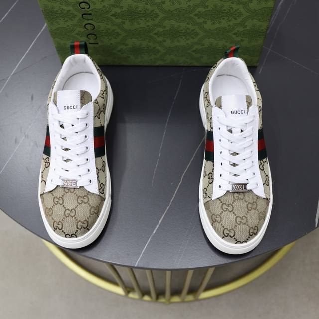 出厂价Pp： 品牌：古奇Gucci 标准码：38-44 45订做 等级：官网同款 材料：原版材料拼接 舒适透气内里 轻便耐磨运动大底 款式类别：男士时尚休闲鞋