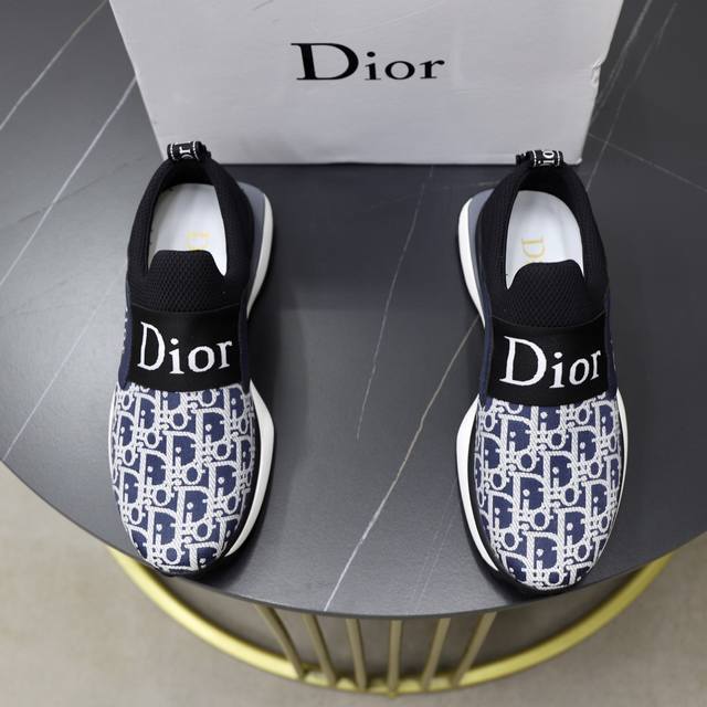出厂价Pp： 品牌：迪奥Dior 标准码：38-44 45订做 等级：官网同款 材料：原版皮料拼接品牌布匹 舒适透气内里 轻便耐磨运动大底 款式类别：男士时尚休