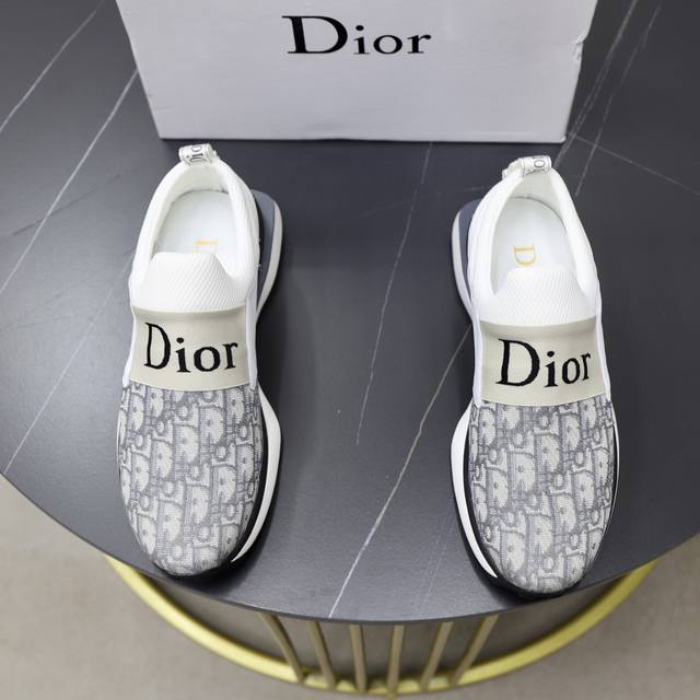 出厂价Pp： 品牌：迪奥Dior 标准码：38-44 45订做 等级：官网同款 材料：原版皮料拼接品牌布匹 舒适透气内里 轻便耐磨运动大底 款式类别：男士时尚休