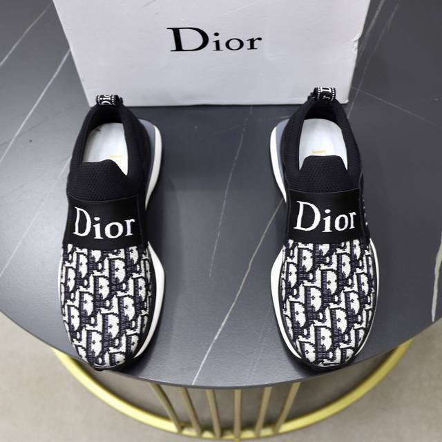 出厂价Pp： 品牌：迪奥Dior 标准码：38-44 45订做 等级：官网同款 材料：原版皮料拼接品牌布匹 舒适透气内里 轻便耐磨运动大底 款式类别：男士时尚休