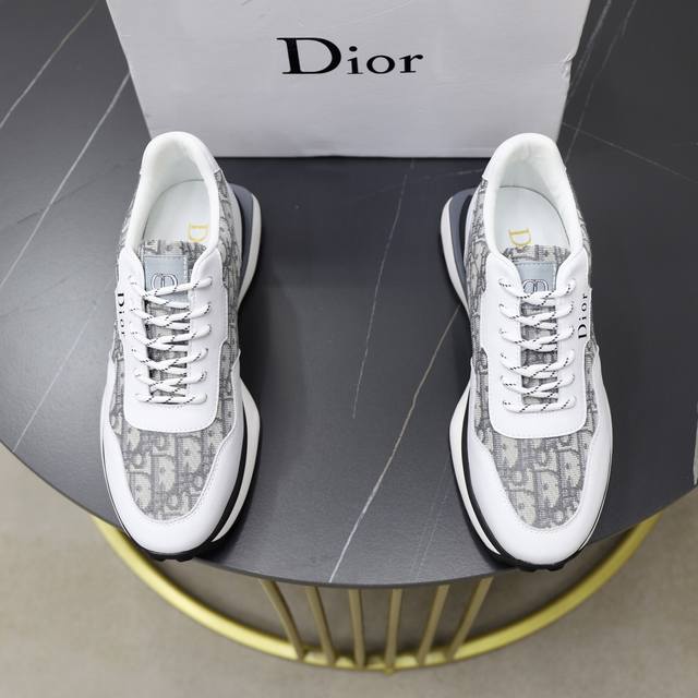 出厂价Pp： 品牌：迪奥Dior 标准码：38-44 45订做 等级：官网同款 材料：原版皮料拼接品牌布匹 舒适透气内里 轻便耐磨运动大底 款式类别：男士时尚休