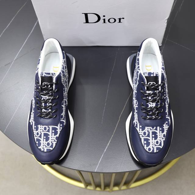 出厂价Pp： 品牌：迪奥Dior 标准码：38-44 45订做 等级：官网同款 材料：原版皮料拼接品牌布匹 舒适透气内里 轻便耐磨运动大底 款式类别：男士时尚休