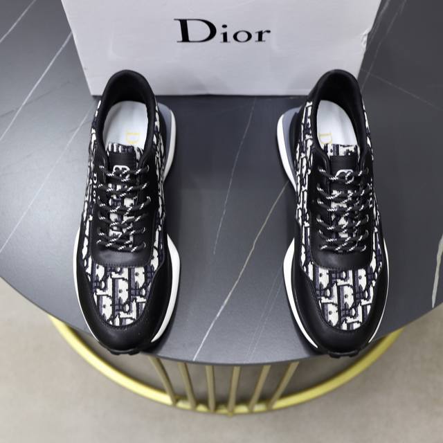 出厂价Pp： 品牌：迪奥Dior 标准码：38-44 45订做 等级：官网同款 材料：原版皮料拼接品牌布匹 舒适透气内里 轻便耐磨运动大底 款式类别：男士时尚休