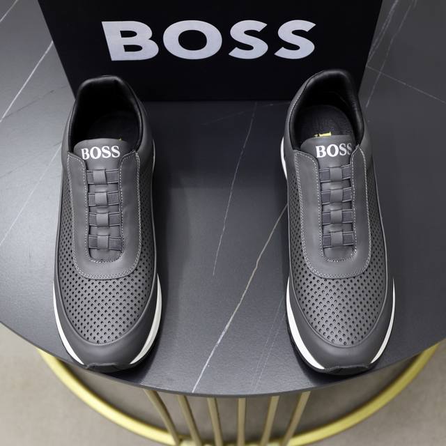 出厂价Pp： 品牌：Boss 标准码：38-44 45订做 等级：官网同款 材料：原版牛皮面拼接 舒适透气羊皮内里 轻便耐磨运动大底 款式类别：男士时尚休闲鞋