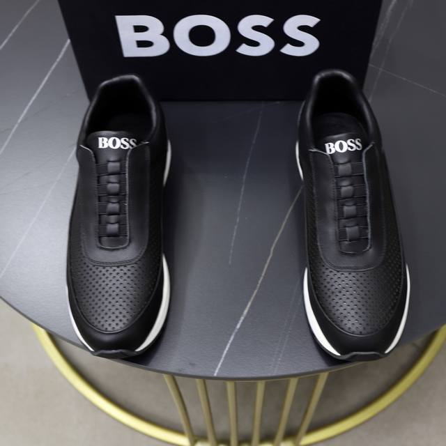 出厂价Pp： 品牌：Boss 标准码：38-44 45订做 等级：官网同款 材料：原版牛皮面拼接 舒适透气羊皮内里 轻便耐磨运动大底 款式类别：男士时尚休闲鞋