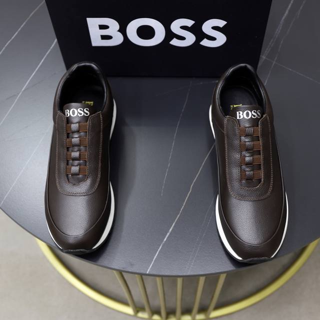 出厂价Pp： 品牌：Boss 标准码：38-44 45订做 等级：官网同款 材料：原版牛皮面拼接 舒适透气羊皮内里 轻便耐磨运动大底 款式类别：男士时尚休闲鞋