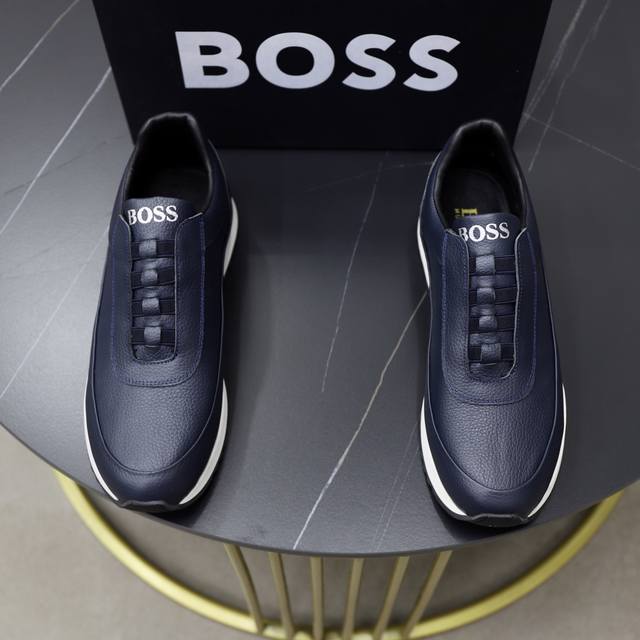 出厂价Pp： 品牌：Boss 标准码：38-44 45订做 等级：官网同款 材料：原版牛皮面拼接 舒适透气羊皮内里 轻便耐磨运动大底 款式类别：男士时尚休闲鞋