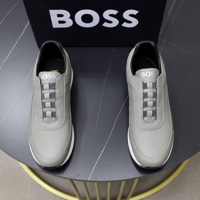 出厂价Pp： 品牌：Boss 标准码：38-44 45订做 等级：官网同款 材料：原版牛皮面拼接 舒适透气羊皮内里 轻便耐磨运动大底 款式类别：男士时尚休闲鞋