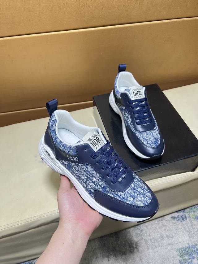 原单品质独家首发 迪奥 独特现代风运动鞋。休闲乐福原版皮 羊里 拒绝脱色磨脚 鞋底：原厂特供原版底，超酷 系带走路都带风风格设计 超舒服耐磨防滑原版底 。就好像