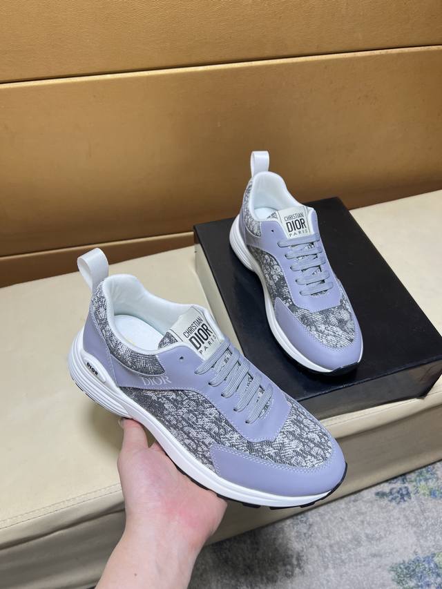 原单品质独家首发 迪奥 独特现代风运动鞋。休闲乐福原版皮 羊里 拒绝脱色磨脚 鞋底：原厂特供原版底，超酷 系带走路都带风风格设计 超舒服耐磨防滑原版底 。就好像