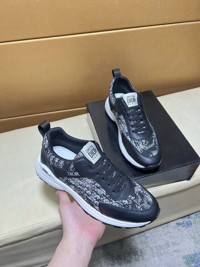 原单品质独家首发 迪奥 独特现代风运动鞋。休闲乐福原版皮 羊里 拒绝脱色磨脚 鞋底：原厂特供原版底，超酷 系带走路都带风风格设计 超舒服耐磨防滑原版底 。就好像