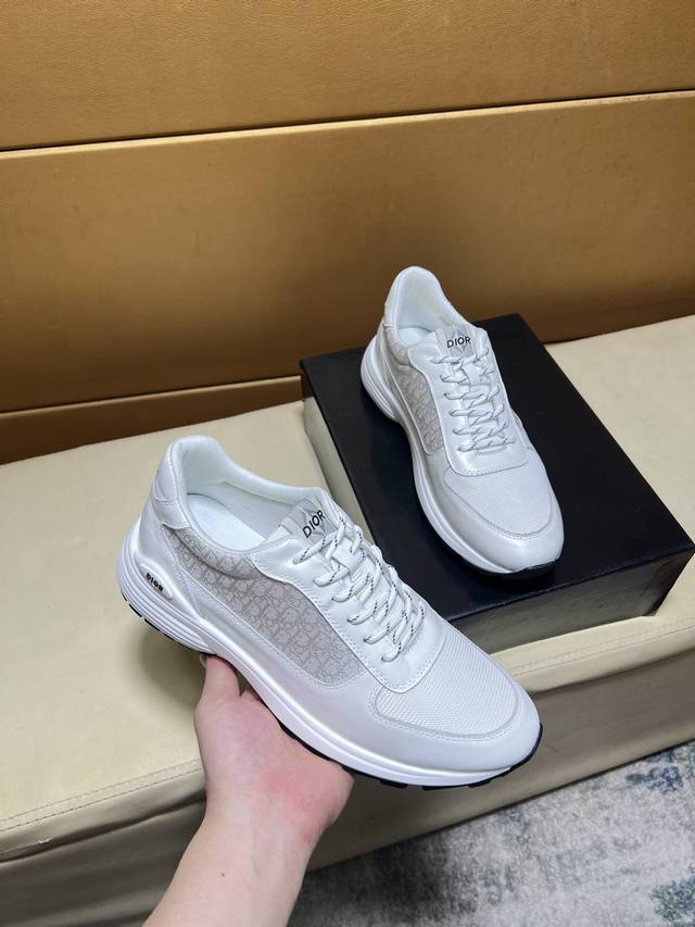 原单品质独家首发 迪奥 独特现代风运动鞋。休闲乐福原版皮 羊里 拒绝脱色磨脚 鞋底：原厂特供原版底，超酷 系带走路都带风风格设计 超舒服耐磨防滑原版底 。就好像