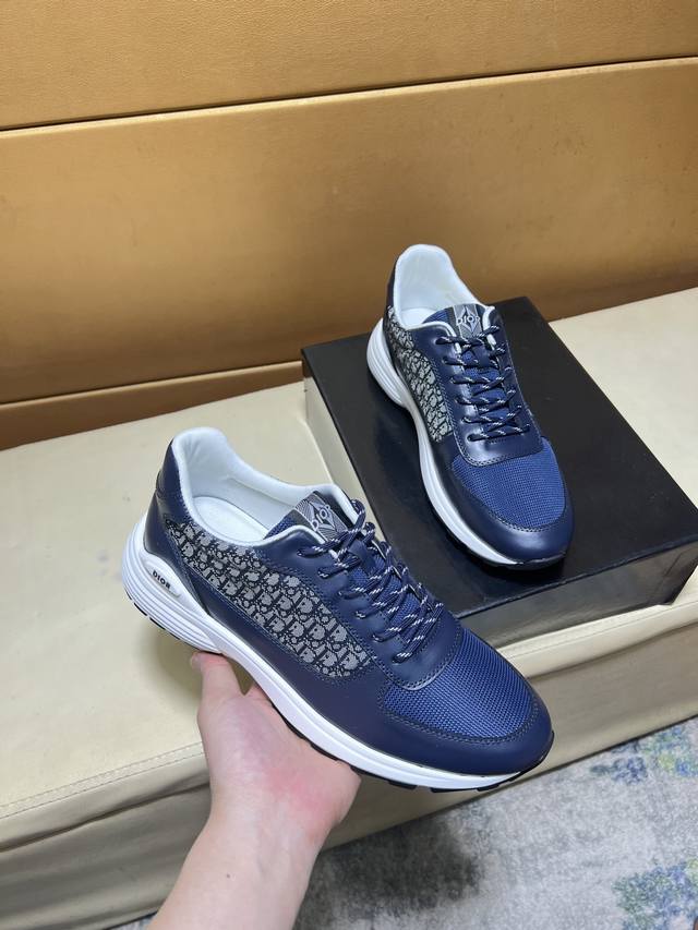 原单品质独家首发 迪奥 独特现代风运动鞋。休闲乐福原版皮 羊里 拒绝脱色磨脚 鞋底：原厂特供原版底，超酷 系带走路都带风风格设计 超舒服耐磨防滑原版底 。就好像