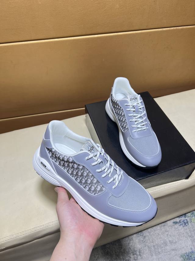 原单品质独家首发 迪奥 独特现代风运动鞋。休闲乐福原版皮 羊里 拒绝脱色磨脚 鞋底：原厂特供原版底，超酷 系带走路都带风风格设计 超舒服耐磨防滑原版底 。就好像