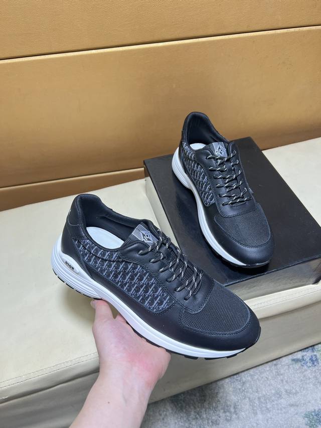 原单品质独家首发 迪奥 独特现代风运动鞋。休闲乐福原版皮 羊里 拒绝脱色磨脚 鞋底：原厂特供原版底，超酷 系带走路都带风风格设计 超舒服耐磨防滑原版底 。就好像
