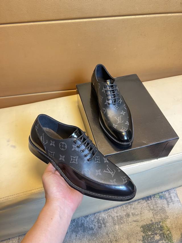 牛里 独家首发 路易威登～独特现代风运动鞋。专柜代购休闲皮鞋 意大利进口原版亮皮 牛里 拒绝脱色磨脚 鞋底：原厂特供原版底，超酷 系带走路都带风风格设计 超舒服