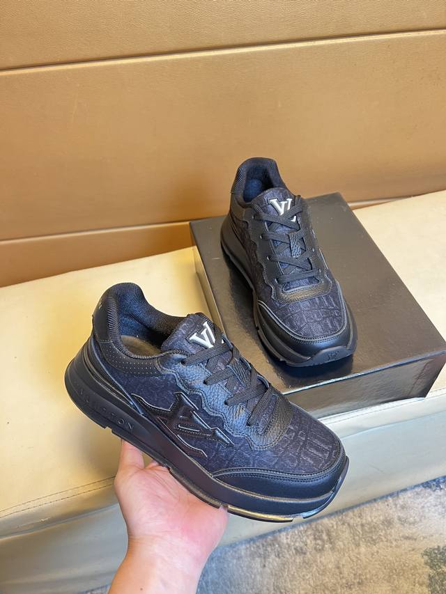 原单品质独家首发 路易威登 独特现代风运动鞋。休闲乐福原版皮 羊里 拒绝脱色磨脚 鞋底：原厂特供原版底，超酷 系带走路都带风风格设计 超舒服耐磨防滑原版底 。就