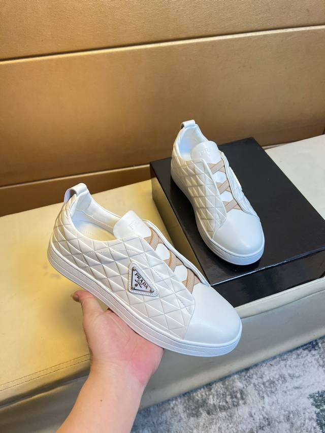 夏季新款 普拉达Prada 主推爆款，前卫百搭时尚男鞋私版开模，进口飞织鞋面1：1复刻..时尚干脆、原版进口牛皮垫脚；真皮牛皮垫脚，大气个性更潮更抢眼更追求档次