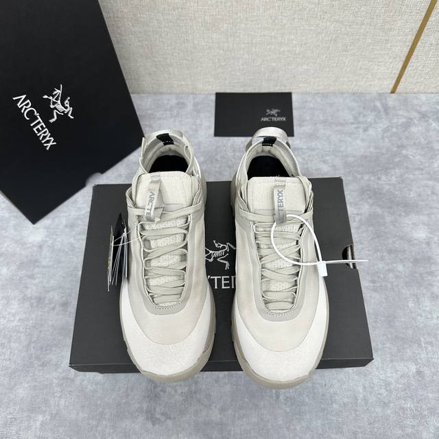 始祖*鸟 Arc'teryx 新品发布 Kopec Gtx 新款男士户外徒步跑鞋 这款运动鞋专为野外跑步和快速攀爬而设计，设计新颖，抓地平稳。采用防水高科技织物