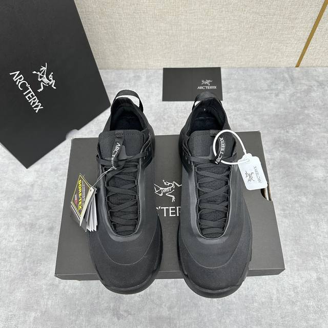 始祖*鸟 Arc'teryx 新品发布 Kopec Gtx 新款男士户外徒步跑鞋 这款运动鞋专为野外跑步和快速攀爬而设计，设计新颖，抓地平稳。采用防水高科技织物