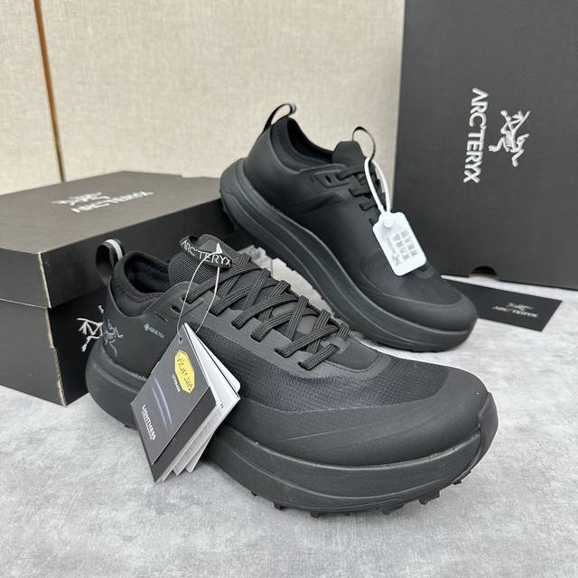 始祖*鸟 Arc'teryx 新品发布 Kopec Gtx 新款男士户外徒步跑鞋 这款运动鞋专为野外跑步和快速攀爬而设计，设计新颖，抓地平稳。采用防水高科技织物