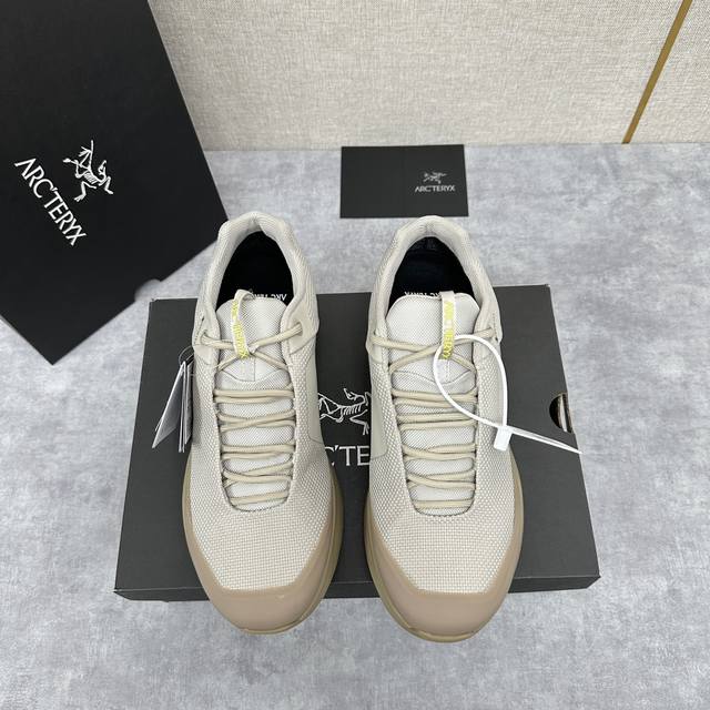 始祖*鸟 Arc'teryx 新品发布 Kopec Gtx 新款男士户外徒步跑鞋 这款运动鞋专为野外跑步和快速攀爬而设计，设计新颖，抓地平稳。采用防水高科技织物
