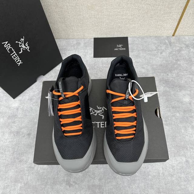 始祖*鸟 Arc'teryx 新品发布 Kopec Gtx 新款男士户外徒步跑鞋 这款运动鞋专为野外跑步和快速攀爬而设计，设计新颖，抓地平稳。采用防水高科技织物