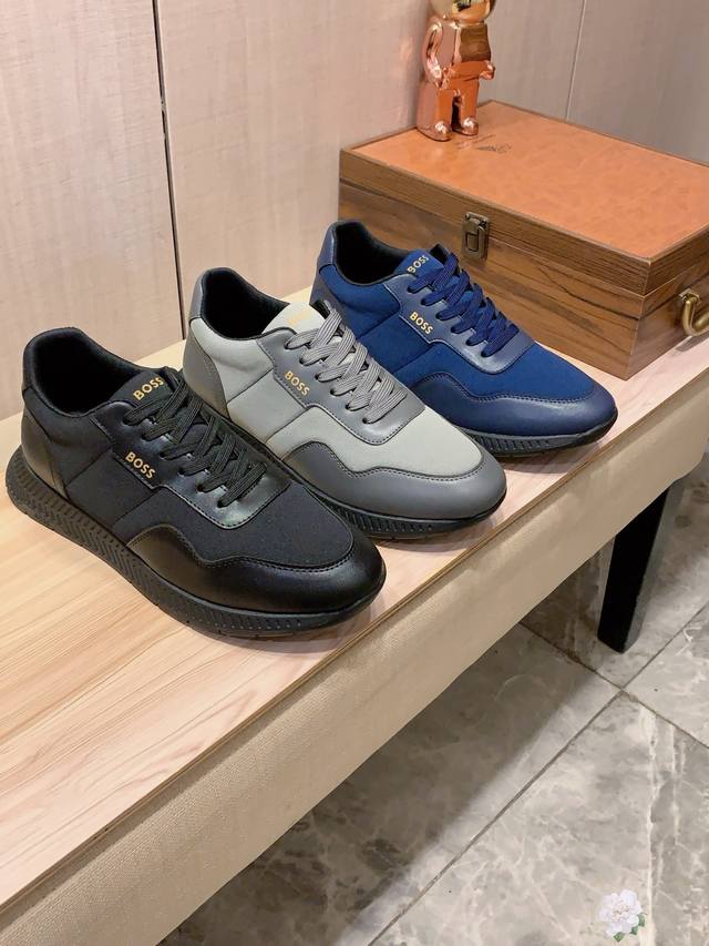 新款: 厂价 Boss* 最新爆款休闲鞋，顶端品牌 奢侈～代购，顶级～质量。 鞋面選用进口透气牛皮搭配织布料材质透气羊皮垫脚 精细做工。原版个性时尚柔软橡膠耐磨