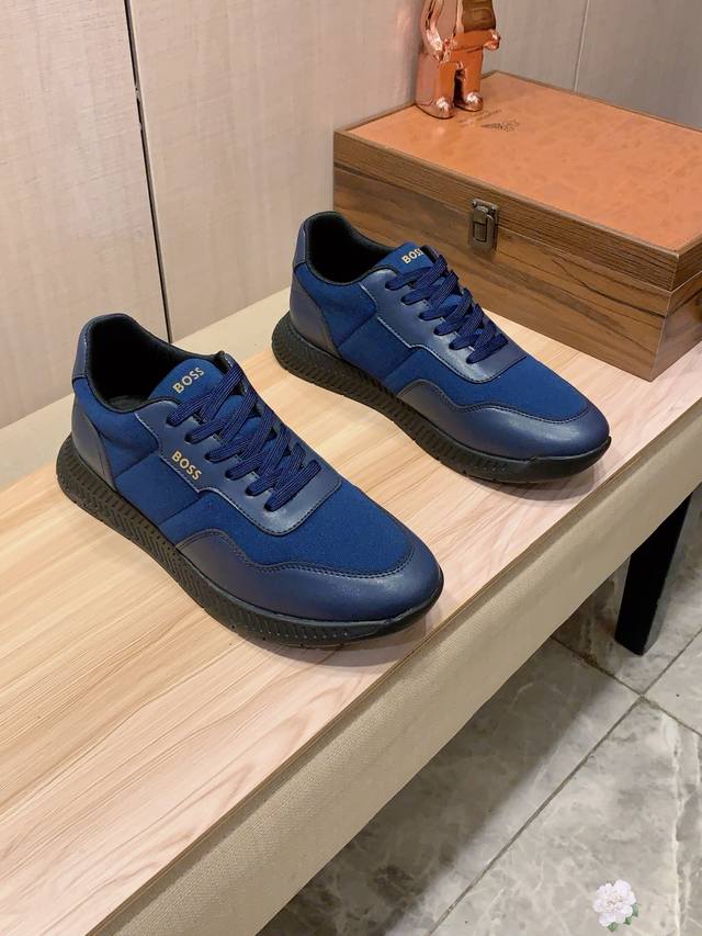 新款: 厂价 Boss* 最新爆款休闲鞋，顶端品牌 奢侈～代购，顶级～质量。 鞋面選用进口透气牛皮搭配织布料材质透气羊皮垫脚 精细做工。原版个性时尚柔软橡膠耐磨