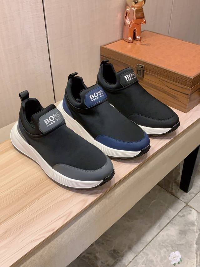 新款: 厂价 Boss* 最新爆款休闲鞋，顶端品牌 奢侈～代购，顶级～质量。 鞋面選用进口透气牛皮搭配布料材质透气羊皮垫脚 精细做工。原版个性时尚柔软橡膠耐磨防