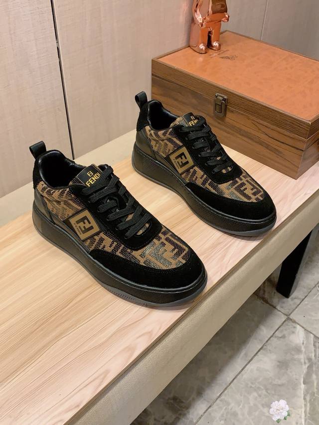 新款: 厂价 芬迪Fendi* 最新爆款休闲鞋，顶端品牌 奢侈～代购，顶级～质量。 鞋面選用进口透气牛皮搭配布料材质透气羊皮垫脚 精细做工。原版个性时尚柔软橡膠