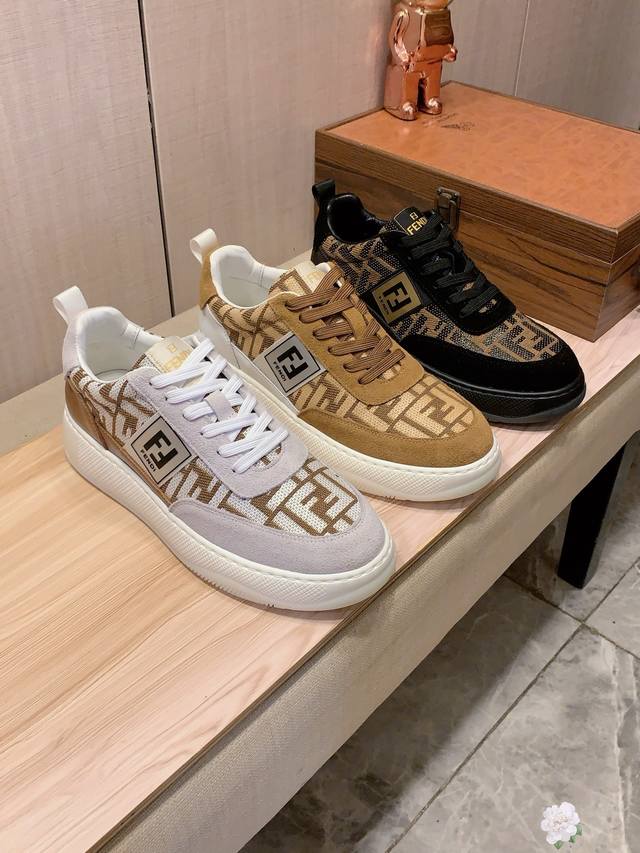 新款: 厂价 芬迪Fendi* 最新爆款休闲鞋，顶端品牌 奢侈～代购，顶级～质量。 鞋面選用进口透气牛皮搭配布料材质透气羊皮垫脚 精细做工。原版个性时尚柔软橡膠