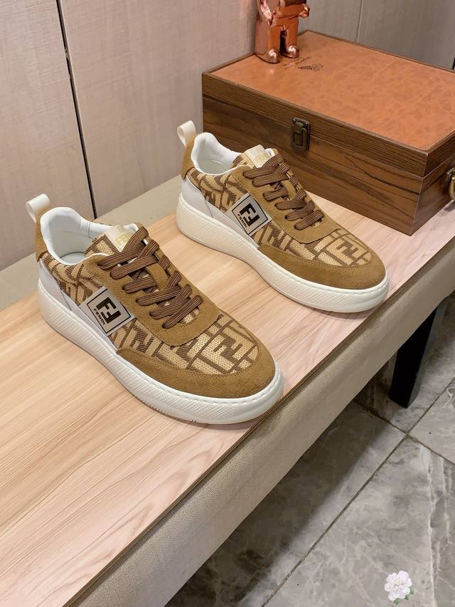 新款: 厂价 芬迪Fendi* 最新爆款休闲鞋，顶端品牌 奢侈～代购，顶级～质量。 鞋面選用进口透气牛皮搭配布料材质透气羊皮垫脚 精细做工。原版个性时尚柔软橡膠