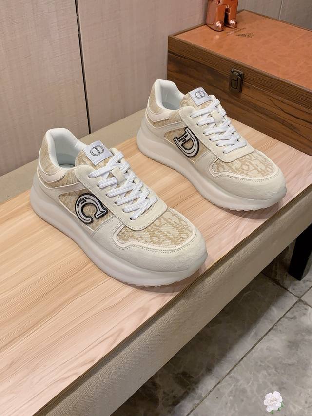 新款: 厂价 迪奥Dior* 最新爆款休闲鞋，顶端品牌 奢侈～代购，顶级～质量。 鞋面選用进口透气牛皮搭配布料材质透气羊皮垫脚 精细做工。原版个性时尚柔软橡膠耐