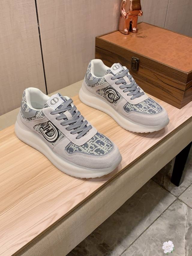 新款: 厂价 迪奥Dior* 最新爆款休闲鞋，顶端品牌 奢侈～代购，顶级～质量。 鞋面選用进口透气牛皮搭配布料材质透气羊皮垫脚 精细做工。原版个性时尚柔软橡膠耐