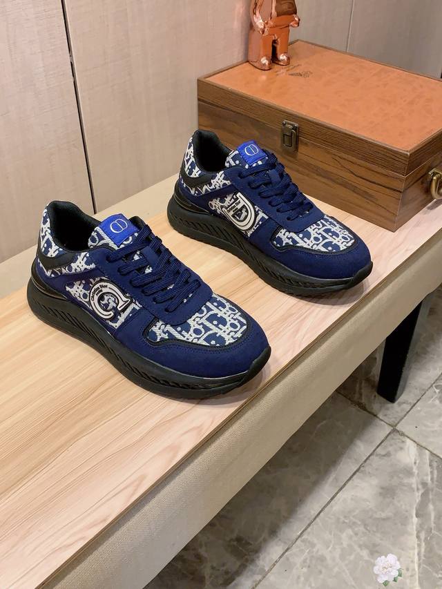 新款: 厂价 迪奥Dior* 最新爆款休闲鞋，顶端品牌 奢侈～代购，顶级～质量。 鞋面選用进口透气牛皮搭配布料材质透气羊皮垫脚 精细做工。原版个性时尚柔软橡膠耐