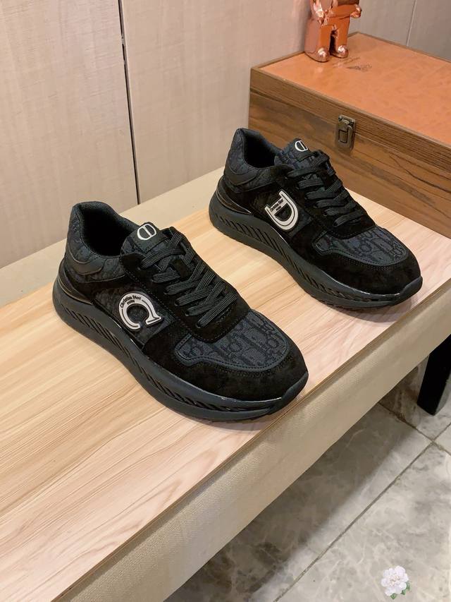 新款: 厂价 迪奥Dior* 最新爆款休闲鞋，顶端品牌 奢侈～代购，顶级～质量。 鞋面選用进口透气牛皮搭配布料材质透气羊皮垫脚 精细做工。原版个性时尚柔软橡膠耐