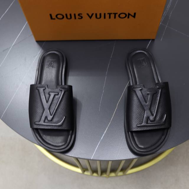 出厂价Pp： Lv驴牌 路易 Portofino 凉拖取材柔软粒纹牛皮面，为宽幅斜面融入 V 形镂空结构与立体 L字母，成就又一潮流之选。皮革内底烫印 L字母，