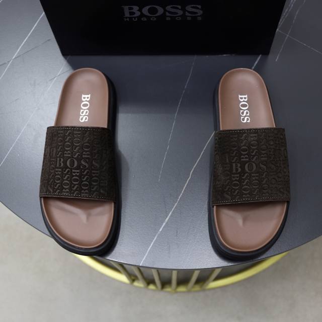 出厂价P 品牌：Bo Ss 码数：38–44 45定制 等级：专柜 原单 材料：原版鞋面 耐磨轻便柔软舒适大底 款式类别：夏季新款拖鞋 年轻时尚 脚感舒适 颜色
