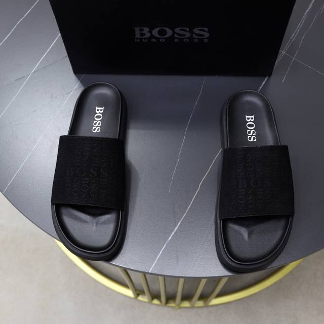 出厂价P 品牌：Bo Ss 码数：38–44 45定制 等级：专柜 原单 材料：原版鞋面 耐磨轻便柔软舒适大底 款式类别：夏季新款拖鞋 年轻时尚 脚感舒适 颜色