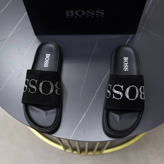 出厂价P 品牌：Bo Ss 码数：38–44 45定制 等级：专柜 原单 材料：原版鞋面 耐磨轻便柔软舒适大底 款式类别：夏季新款拖鞋 年轻时尚 脚感舒适 颜色