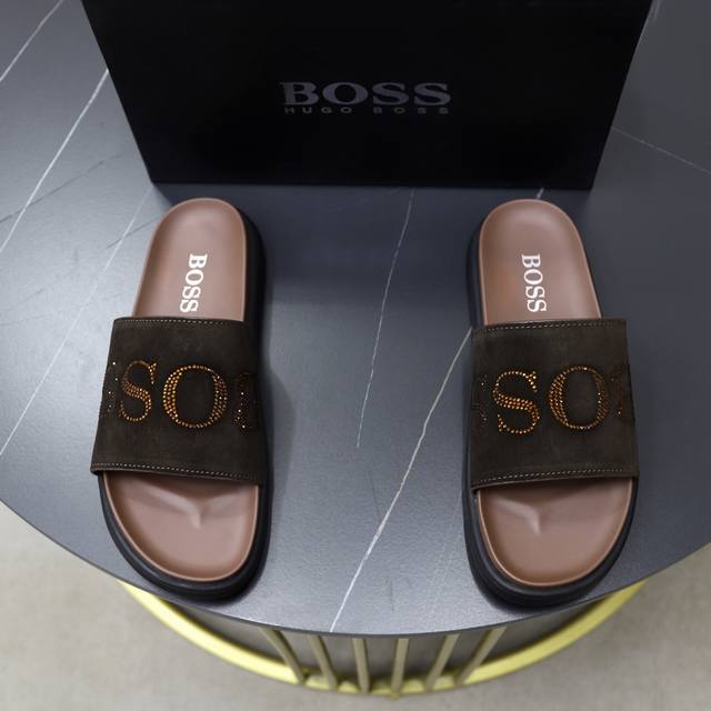 出厂价P 品牌：Bo Ss 码数：38–44 45定制 等级：专柜 原单 材料：原版鞋面 耐磨轻便柔软舒适大底 款式类别：夏季新款拖鞋 年轻时尚 脚感舒适 颜色